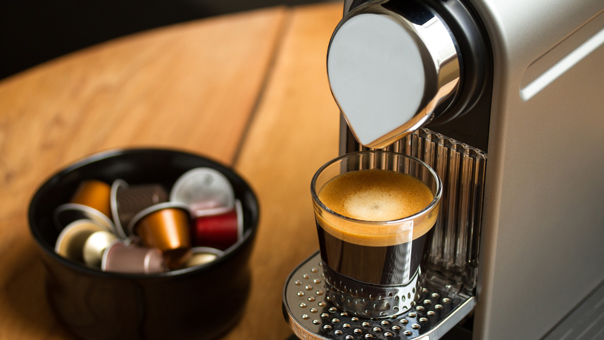 café qui coule depuis une machine Nespresso